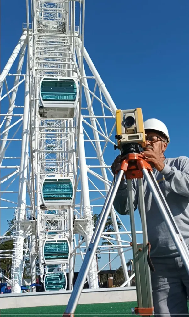 Wilson Soares operando estação total Trimble na roda-gigante de Foz do Iguaçu, 2024